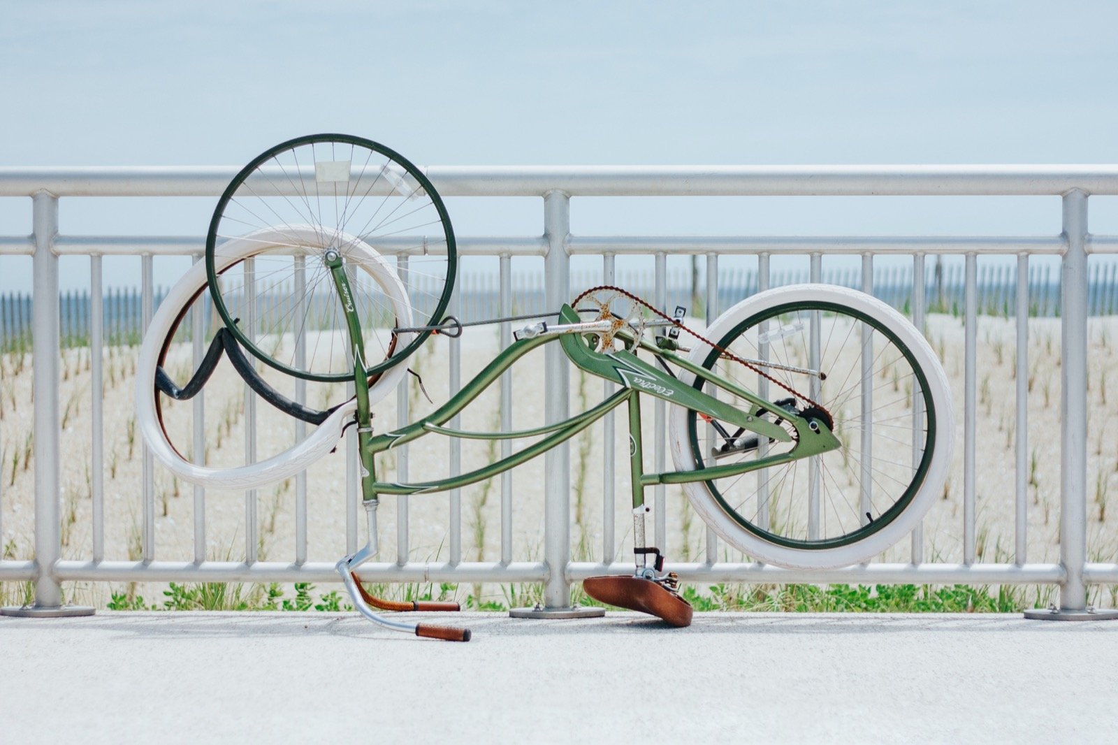 photo d'un vélo retourné et cassé