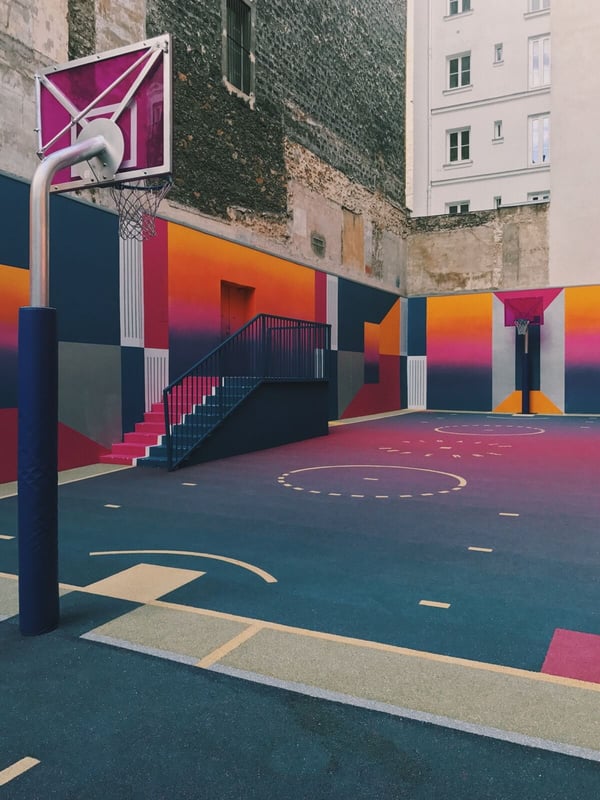 photo d'un terrain de basket coloré à Paris