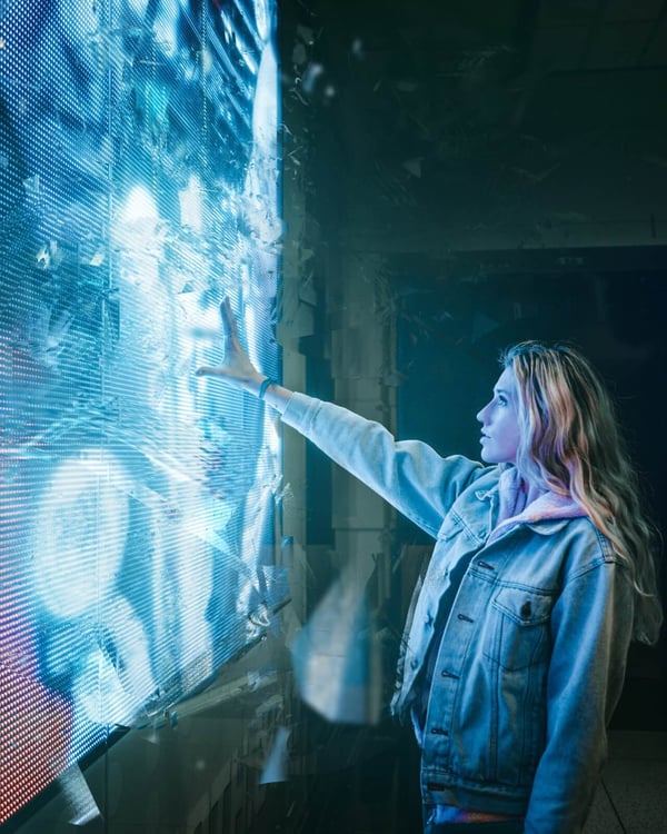 photo d'une femme touchant un écran holographique